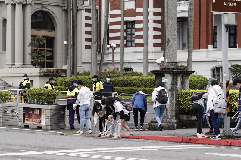 【街頭實測❗️100人/ 1hr 在西門町能撿多少菸蒂❓】